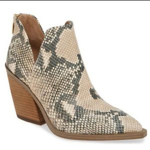 NWOT. Vince Camuto Gigietta Snakeskin Bootie